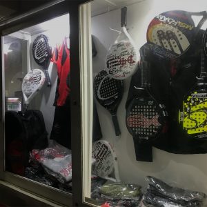 Mostrador de paletas de padel y ropa de padel