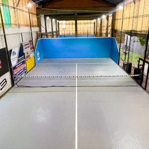 cancha de padel techada de cemento